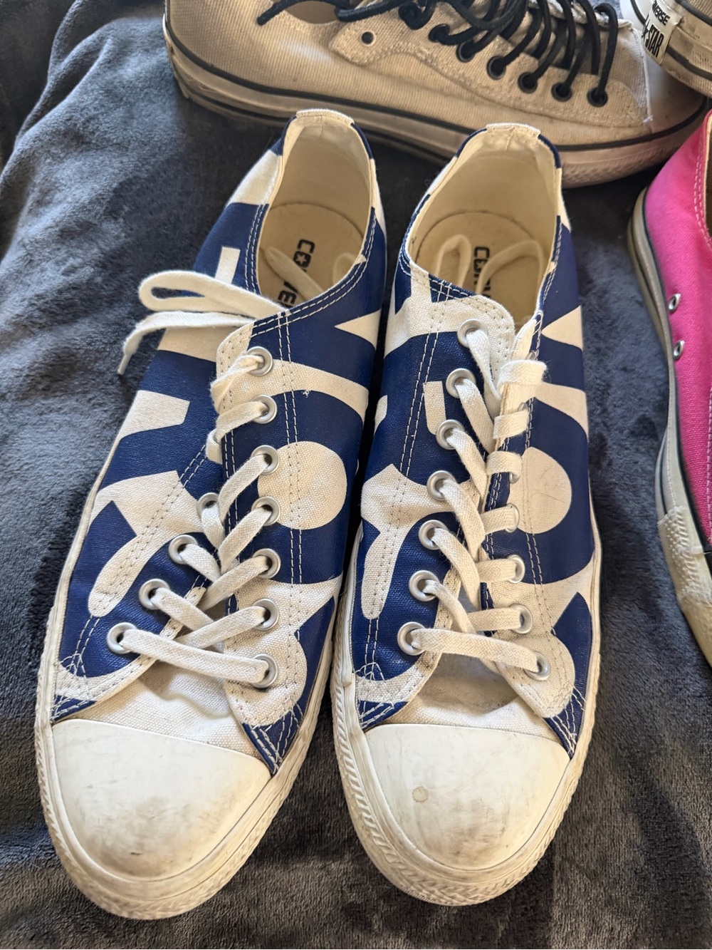 Blue & White Graphic Low-Top Sneakers